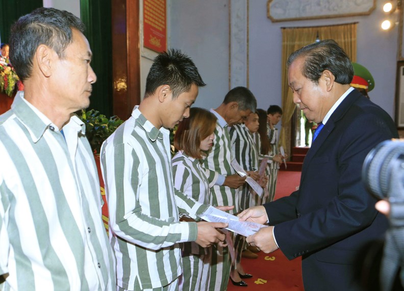 Phó Thủ tướng Thường trực dự lễ công bố quyết định đặc xá tại Trại giam Phú Sơn 4 - ảnh 1